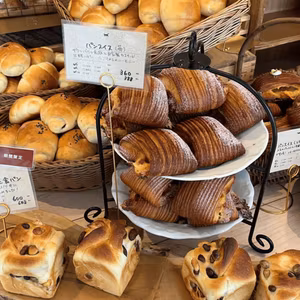 パン屋さんにきてます🍞こっそり|ૂ•ᴗ•⸝⸝)”ﾍﾟｺｯ