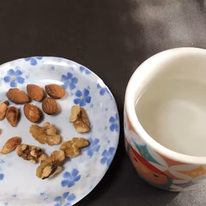 食べさしてください「手に取ったアーモンドと他の種」