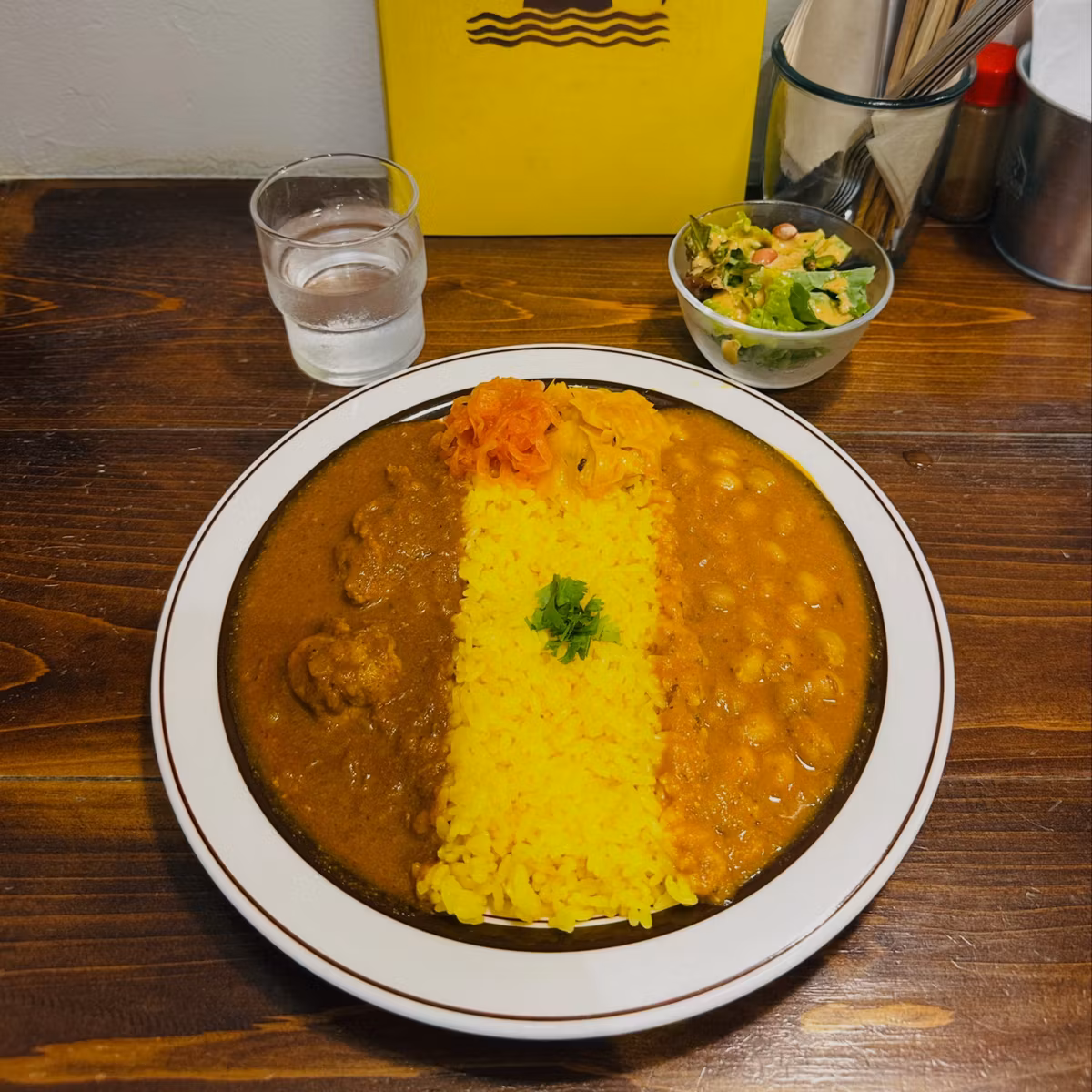 カレー屋に向かいながら聞くとアガる番組を企画する