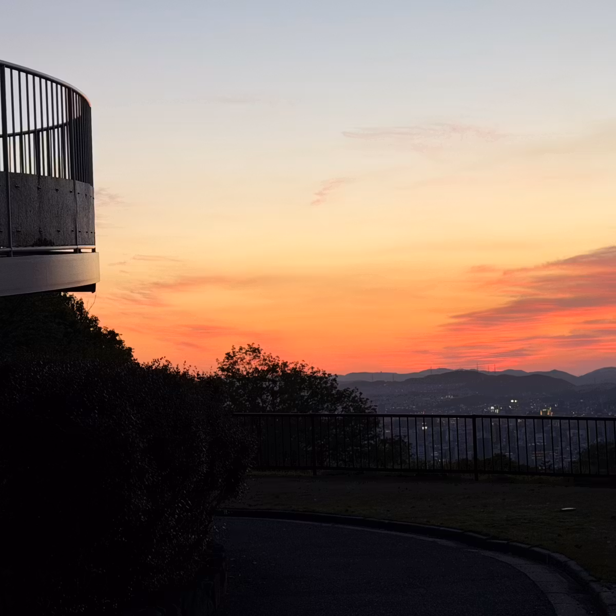 こどもの日の夜明け：展望台で交差する「月・太陽・流星群」(いつもの展望台から2026年5月5日)